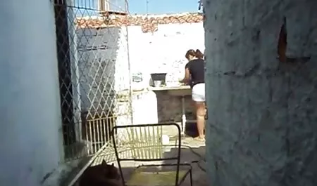 Mladi porno molf pilići trljaju svoje tijelo medom
