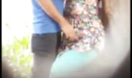 Lijepa djevojka orgazam bilježi porno hom na kameri