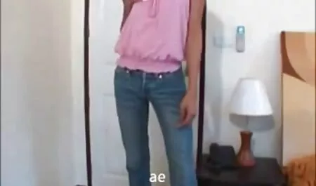 Lezbijka je naučila momka kako da odjednom obuče dvije djevojke, zajedno pjevaju karaoke i sada je njegov video porno arab veliki penis već predmet njihove želje