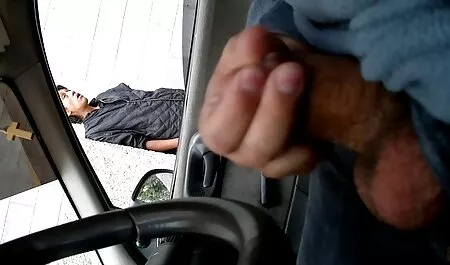 Muškarac jebe tuđu seksi ženu, a muž sjedi free retro porno u stolici i gleda