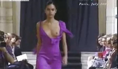 Mlada studentica je uzbuđivala svog učitelja i porno famile jebala ga