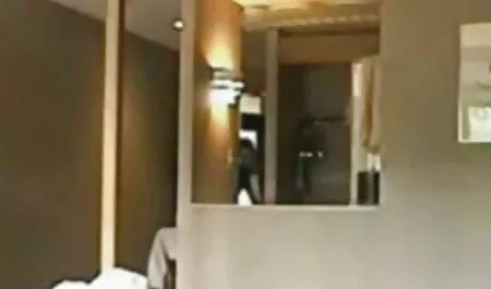 Kučka u masci od lateksa liže pičkicu svoje prijateljice u lesbian film porn čarapama