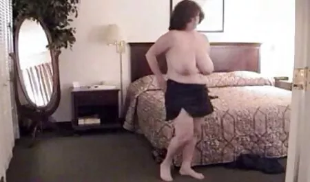 Kurva porno massage 18 je toliko uzbuđena da ona naleti na mužjaka i jebe ga vrućim ustima, a zatim, sjedeći na njegovom teškom kuracu, jaše poput kauboja na nekorijenjenom staležu