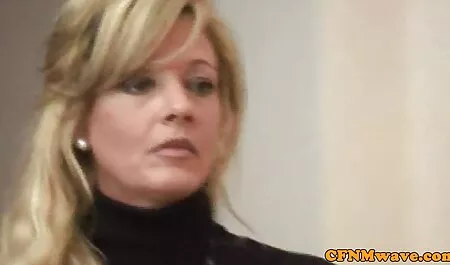 Crnka u bijelim čarapama usisava kurac i film pornotube tada savršeno jebe analnu