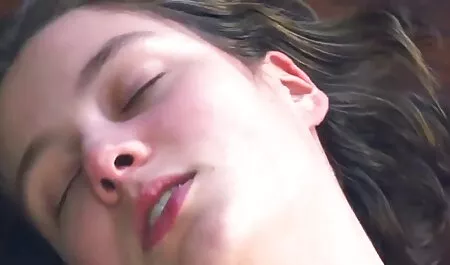 Muž je stavio suprugu na četveronoške, dalila porno obukao je kondom, uključio kameru i žestoko ju jebao