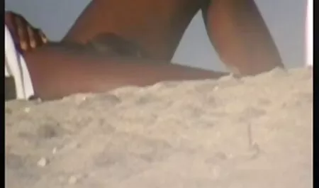 Muškarac je na pozornicu gurnuo film porno c analnu brinetu