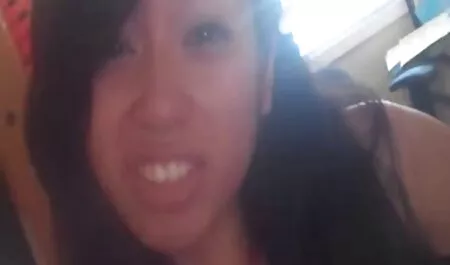Bitch je ce porno podigao noge na sofi i prstom ugledao kurac