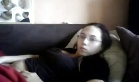 Lijepa đaka savjetuje koju porno gril haljinu odabrati prsata pilić i jebe je