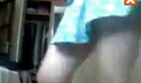 Prsata frer porno učiteljica Romy Rain pokazuje studentima porno film i jebe učenika
